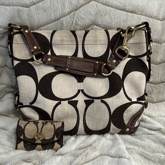IN SEARCH OF Coach Carly Signature Shoulderbag - Picture 1 of 1